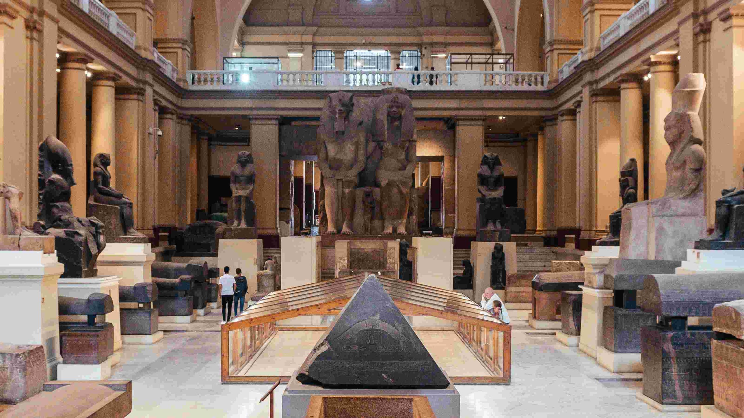 Museumshalle mit Besuchern