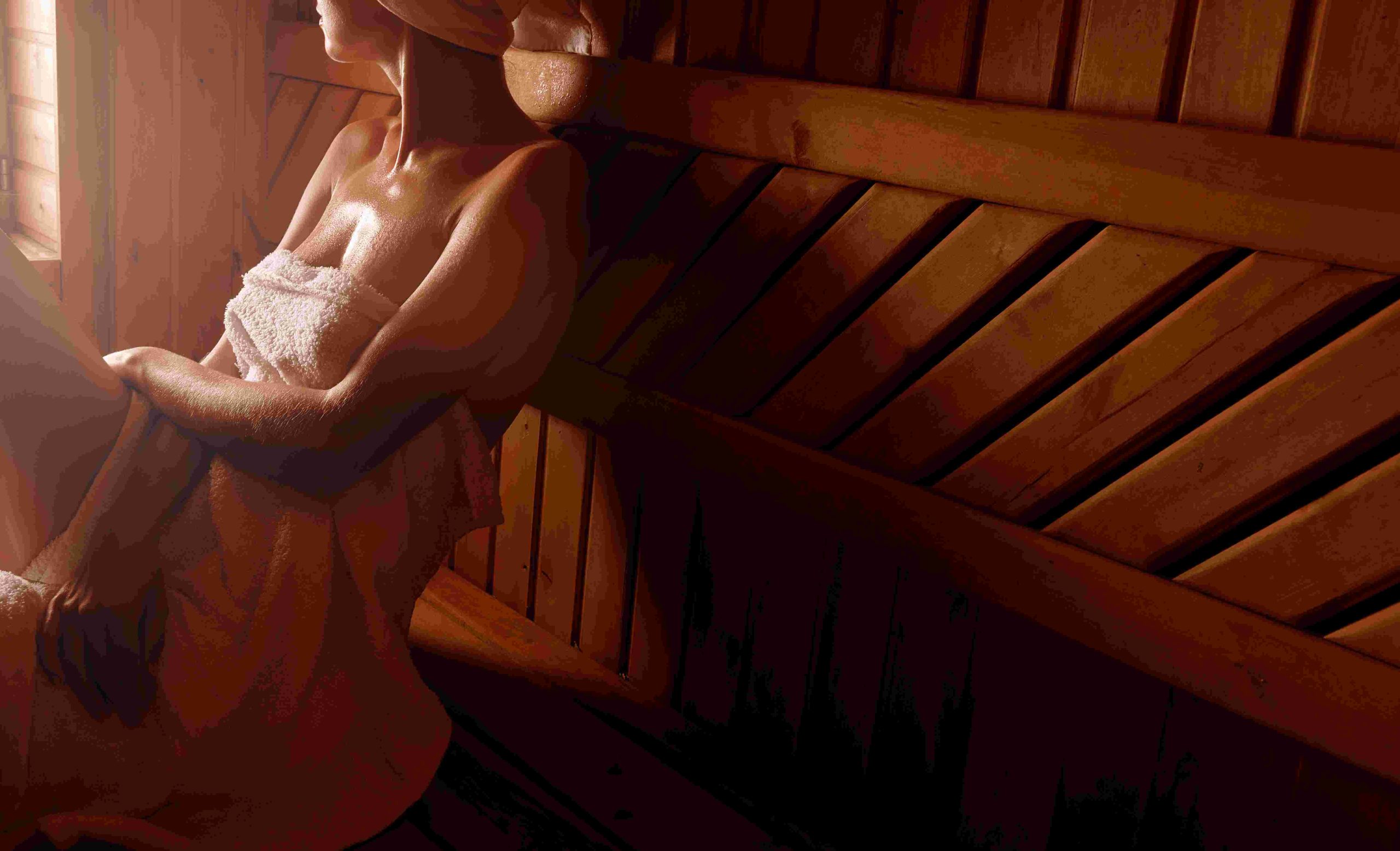 Frau in einer Sauna