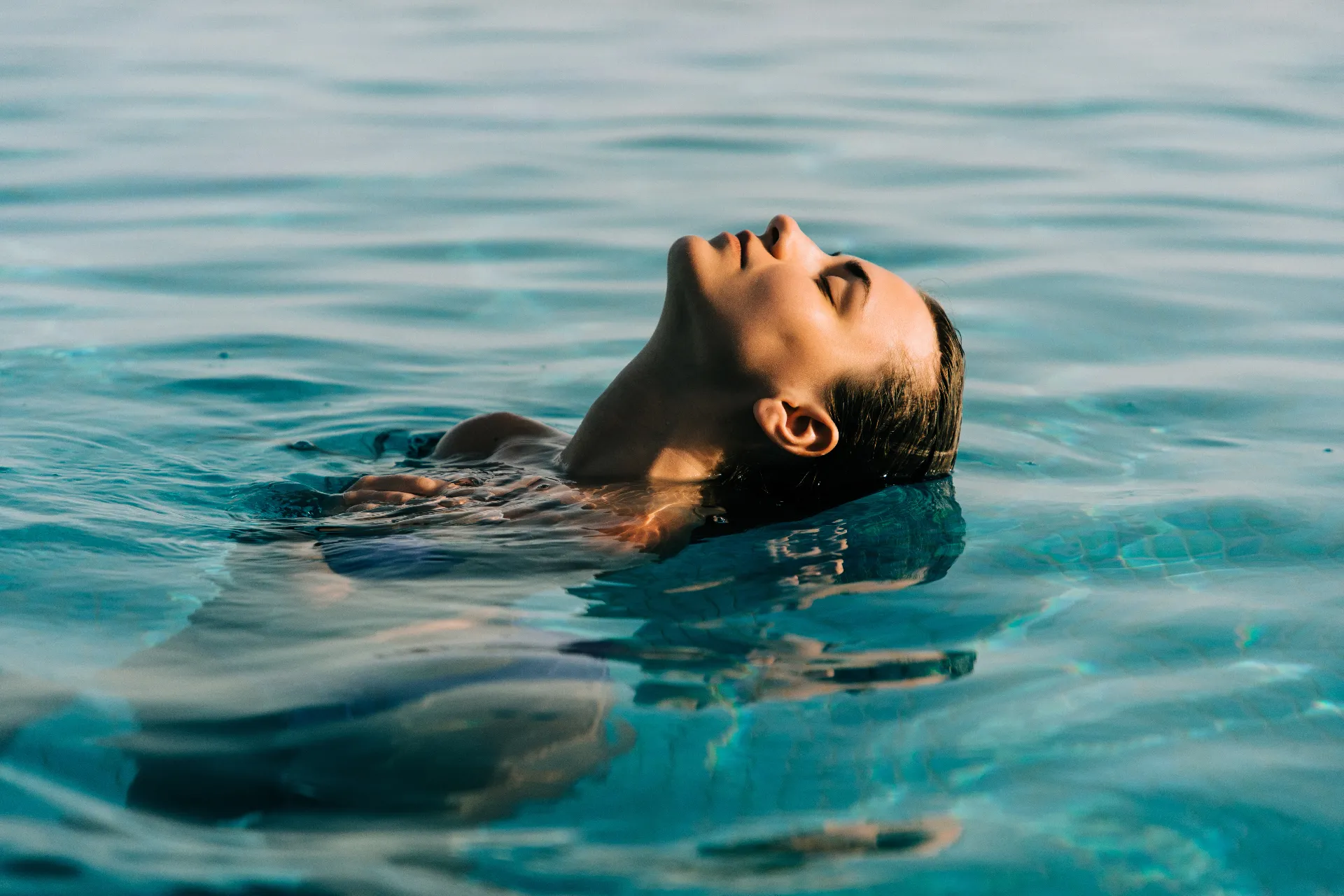Eine Frau entspannt sich im Wasser