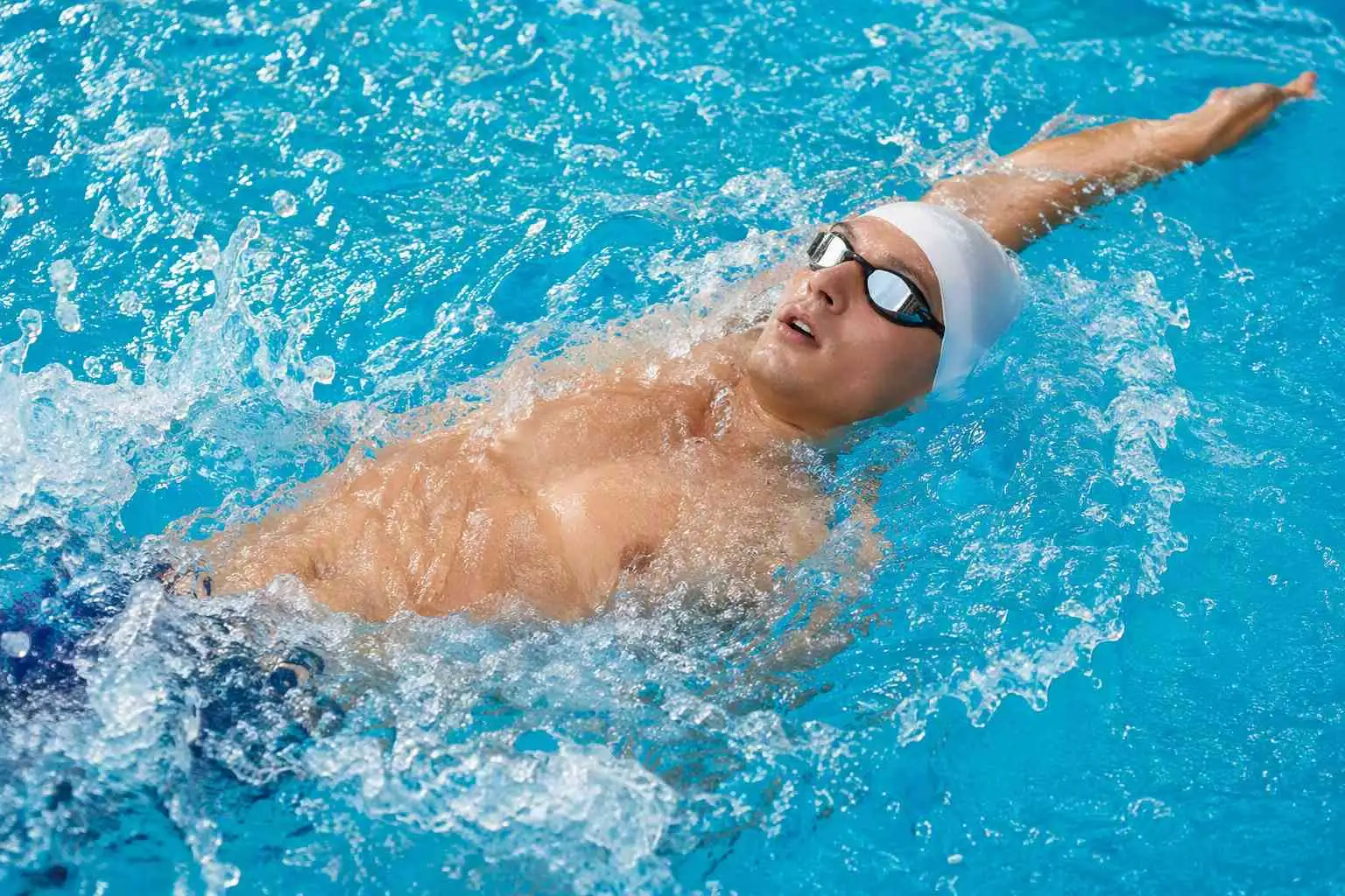 Rückenschwimmer mit Schwimmbrille auf Sportbahn