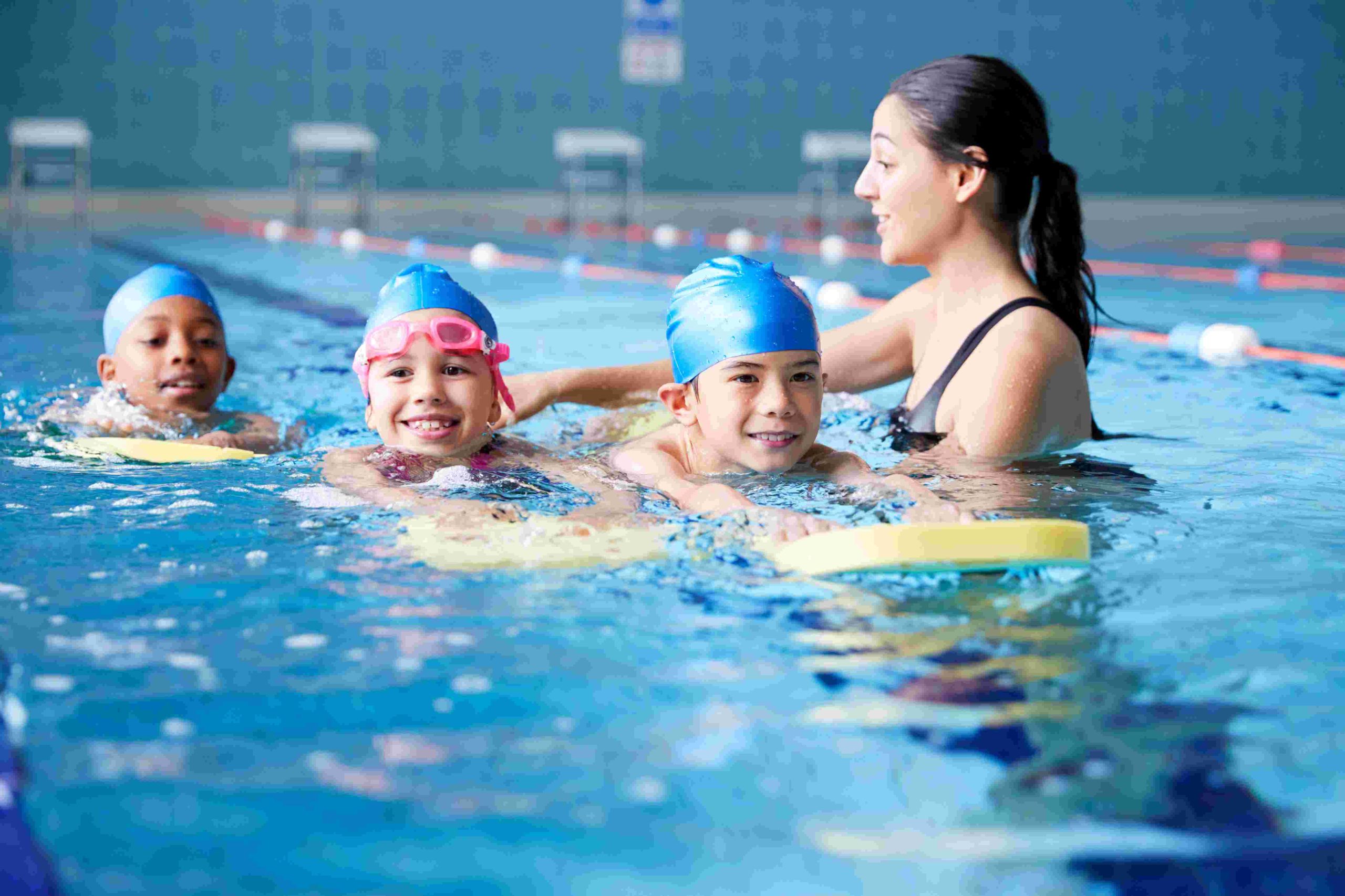 Zwei Kinder und Schwimmlehrerein